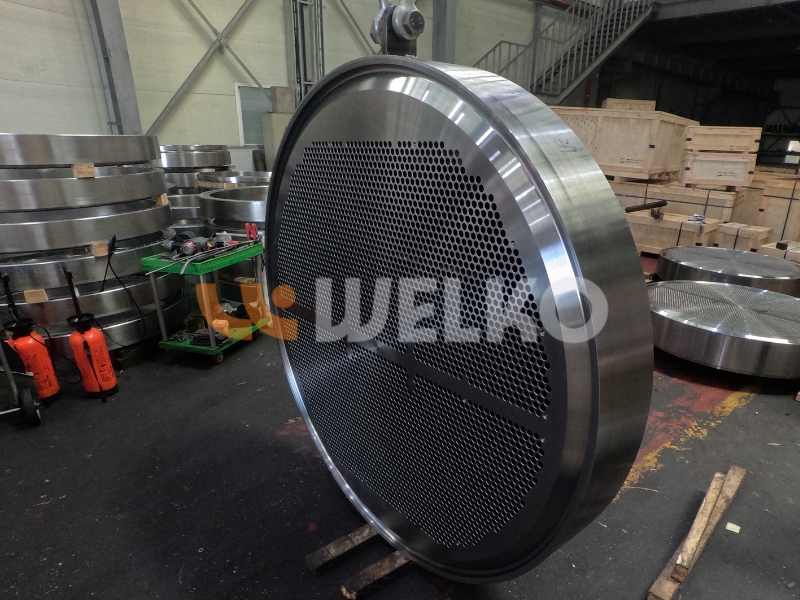 SAW (Submerged Arc Overlay Welding)